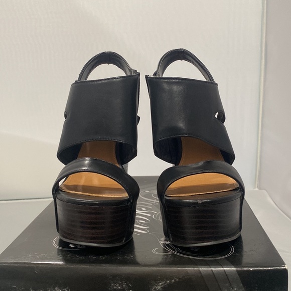 Black wedges size 6 - Picture 2 of 7